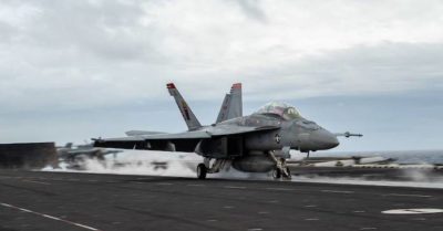 Chiến cơ F-18 của Mỹ bị thổi bay xuống biển