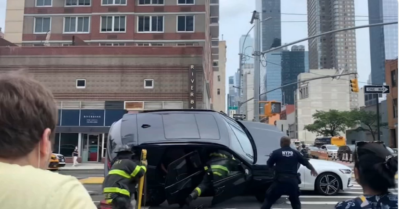 Video: Khoảnh khắc thót tim khi lính cứu hỏa gặp sự cố nguy hiểm vẫn cố gắng cứu người