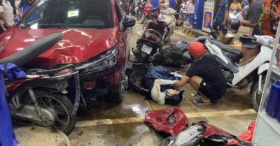 Hà Nội: Ôtô lao vào cây xăng, hất tung nhiều hành khách