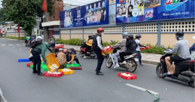 Điều dễ thương ở Sài Gòn: Hàng trăm chiếc bánh bao rơi giữa đường với 30 giây dọn dẹp
