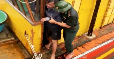 Tàu cá bị sóng nhấn chìm, 8 ngư dân lênh đênh trên biển