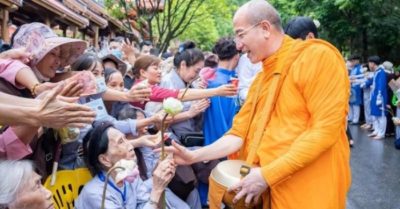 Quảng Ninh yêu cầu trụ trì chùa Ba Vàng gỡ video cúng dường – nhận tiền phản cảm