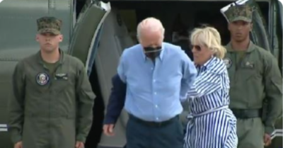 Video: Tổng thống Joe Biden khó khăn để mặc áo khoác; xin phép nhân viên được nói chuyện