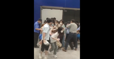 Video: Người Trung Quốc hoảng loạn khi bị nhốt trong trung tâm mua sắm vì lệnh phong toả Covid bất ngờ