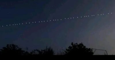 Video: Chấm sáng bí ẩn di chuyển như đoàn tàu trên bầu trời gây sửng sốt