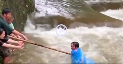 Video: Dùng gậy tre giải cứu 4 người mắc kẹt giữa dòng sông ngập lụt