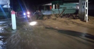 Clip: Giữa khuya, lũ ống cuồn cuộn đổ về vùng biên giới Nghệ An