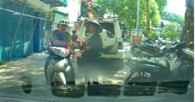 Cán bộ tự quản thu tiền ‘bảo kê’ của người bán hàng rong