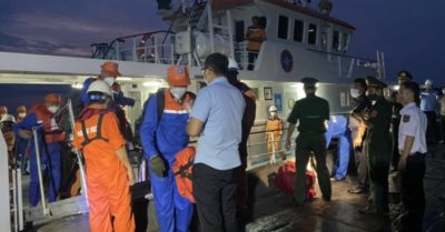 Cứu 14 thuyền viên tàu nước ngoài gặp nạn trên biển