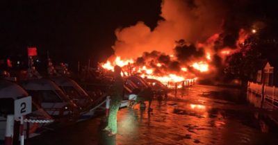 Nhiều ca nô và tàu du lịch bốc cháy ở bến Cửa Đại