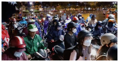 Tin tức sáng 12/10: Người dân TP HCM đội mưa chờ đổ xăng; Hơn 7.700 nhà ngập lụt trong mưa lũ miền Trung