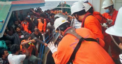 Tàu cá chở hơn 300 người nước ngoài gặp nạn trên vùng biển Việt Nam