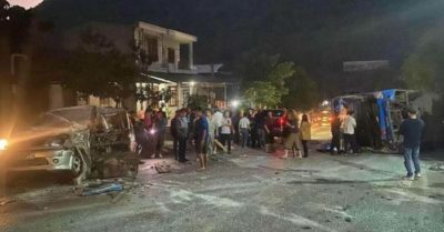 Xe khách chở hơn 40 người nước ngoài gặp nạn