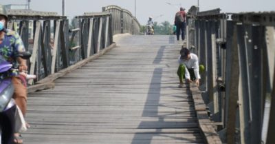 Tin tức tối 3/1: Giá xăng vượt 22.000 đồng một lít; Tài xế nhảy theo cứu bé trai rớt xuống sông, cả hai bị nước cuốn