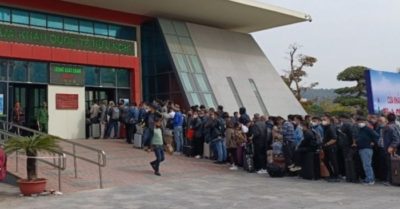 Tin tức tối 8/1: Dòng người từ Trung Quốc xếp hàng dài chờ nhập cảnh Việt Nam; Người đánh nhân viên sân golf xin thôi làm đại biểu HĐND