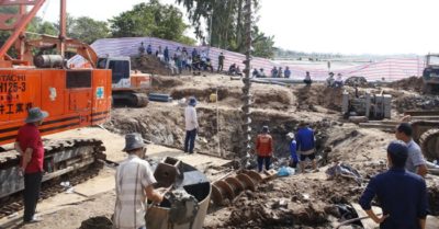 Tin tức tối 2/1: Bắt chủ cửa hàng sách tự chọn bán hơn 90.000 cuốn sách giáo khoa giả; Hơn 350 người đang giải cứu bé trai rơi xuống trụ bê tông sâu 35m