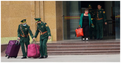 Tin tức sáng 8/1: Trung Quốc mở cửa hoàn toàn, bỏ nhiều quy định kiểm dịch khắt khe; Không khởi tố vụ nữ nhân viên sân golf bị hành hung