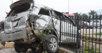 Tin tức tối 28/1: Xe chở khách đi đám cưới lao xuống vực; Ôtô bị tàu hỏa hất văng, 5 người thoát nạn