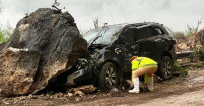 Tin tức 4/8: Đường tránh TP. Bảo Lộc nứt toác; Tảng đá nặng hàng tấn rơi trúng ôtô qua đèo Thung Khe, 4 người thoát chết