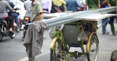 Tin tức 7/11: Tông vào bó thanh sắt trên xe xích lô, người phụ nữ tử vong