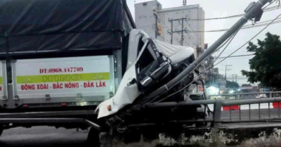 Tài xế bị nghi ngủ gật khi lái ôtô tông đổ trụ đèn