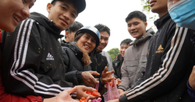 Chợ Chuộng – “Ném cà chua cầu may” được đề nghị là di sản