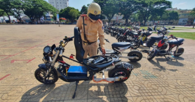 Hàng chục học sinh độ chế xe điện tụ tập biểu diễn