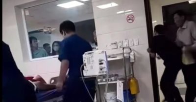 Cứu bé gái sốc phản vệ, bác sĩ bị người nhà đạp vào bụng