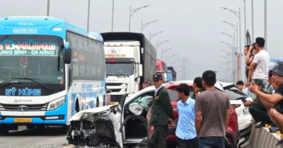 Va chạm liên hoàn trên cầu Gianh: hai ô tô hư hỏng nặng, chưa rõ thương vong