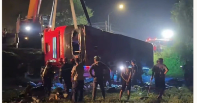 Ôtô chở 20 người lật xuống ruộng ở Bình Định