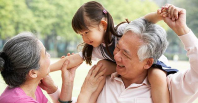 Mâu thuẫn khi ông bà chăm cháu: Nguyên nhân và cách giải quyết