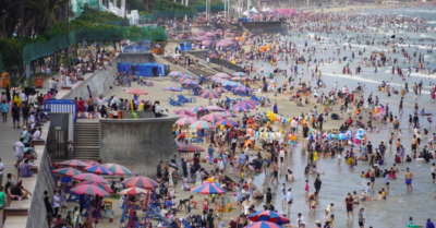 Bãi biển vũng tàu chiều 6/4: đông nghẹt du khách đổ về vui chơi, tắm biển