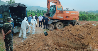 Tiêu hủy hơn 2,5 tấn xúc xích, lạp xưởng và trứng gia cầm non nhập lậu tại Lào Cai