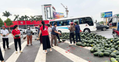 Người dân TP Vinh chung tay ‘giải cứu’ dưa hấu sau vụ tai nạn xe tải