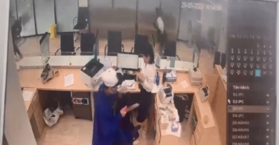 Quảng Ninh: Tên cướp bịt mặt táo tợn dùng dao khống chế ngân hàng, lấy 400 triệu đồng rồi tẩu thoát