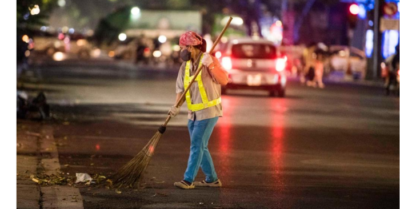 Chị lao công – Người tỏa hương thầm lặng giữa lòng phố thị