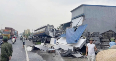 Xe bồn mất lái lao vào nhà dân, sập 50 m2 nhà bên quốc lộ 10 ở Hải Phòng