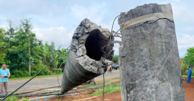 Hàng loạt trụ điện bị gãy ở Bình Phước sau mưa lớn