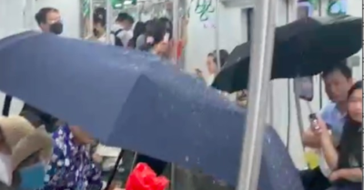 Hành khách che ô trong tàu metro Cát Linh – Hà Đông do bị dột nước