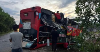 Xe khách lật ngửa trên quốc lộ 55 ở Bình Thuận, 24 người thoát nạn trong gang tấc