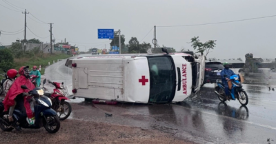 Xe cứu thương lật nghiêng, người dân phá cửa giải cứu nạn nhân