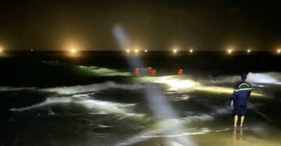 13 người bị sóng cuốn trôi trong một ngày