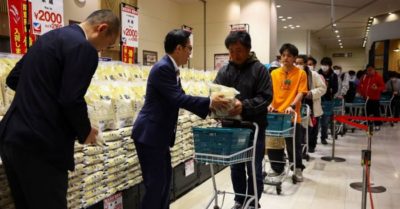 Người dân Nhật xếp hàng dài mua gạo, giữa khủng hoảng giá gạo tăng vọt