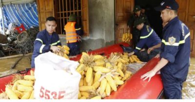 Công an Lai Châu dầm mưa, xuyên đêm cứu trợ các hộ dân bị cô lập do mưa lũ