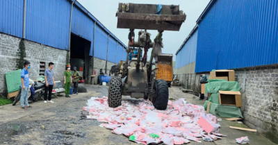 Quảng Ninh tiêu hủy gần 2.000 búp bê Baby Three chứa hóa chất độc hại