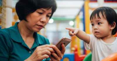 Lời nhắc của trẻ – Bà không được chơi điện thoại đâu!