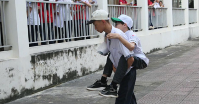 Quảng Ninh: Nam sinh cõng bạn vào phòng thi,gieo mầm tử tế giữa đời thường.