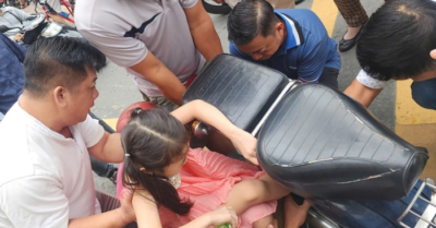 Bé gái bị cuốn vào bánh xe máy khi đang được bà chở