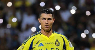 Cristiano Ronaldo vượt qua Lionel Messi trong cuộc bình chọn với gần nửa triệu người tham gia