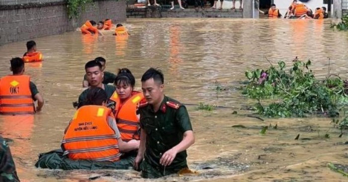 Giữa giông bão
